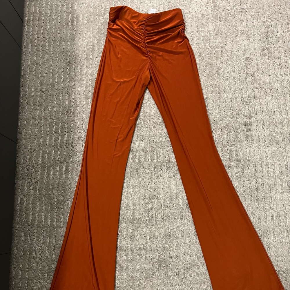 Ruched Mid-Rise Flare Pants - COLOR RUST
